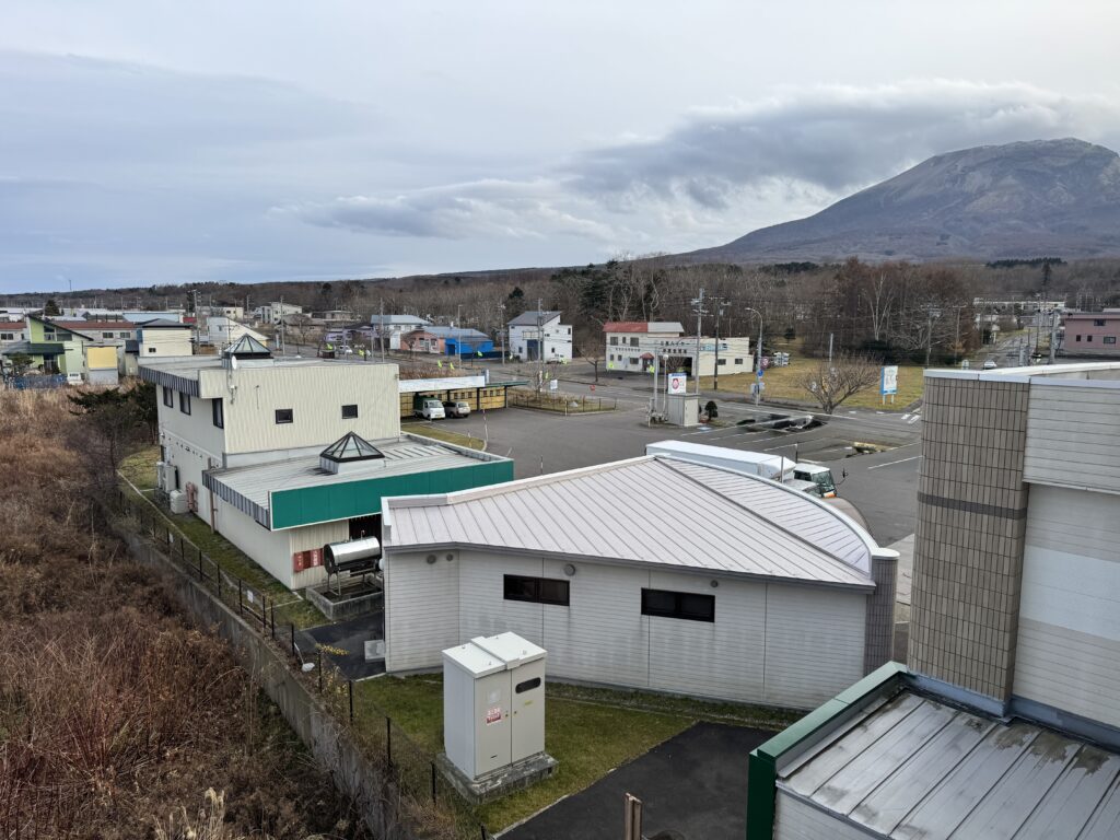 道の駅の外観や駒ヶ岳の写真