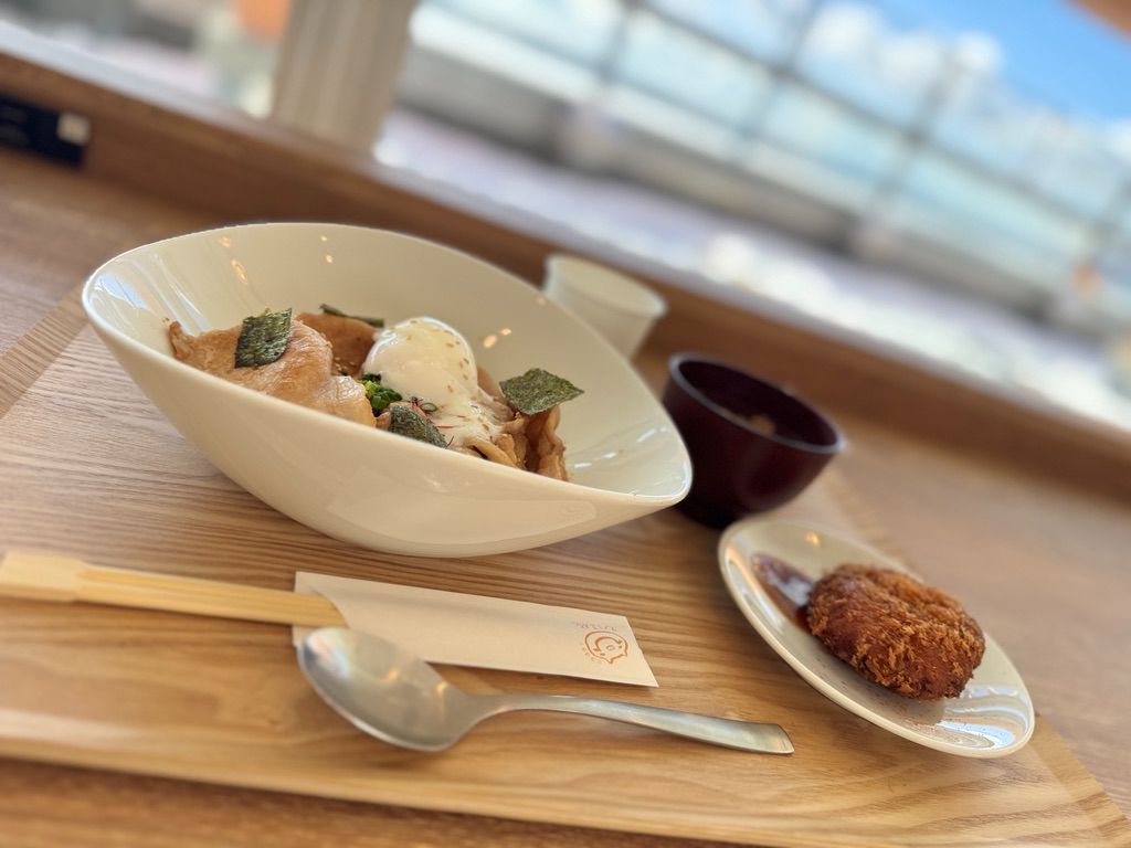 とろとろ玉子ひこま豚丼