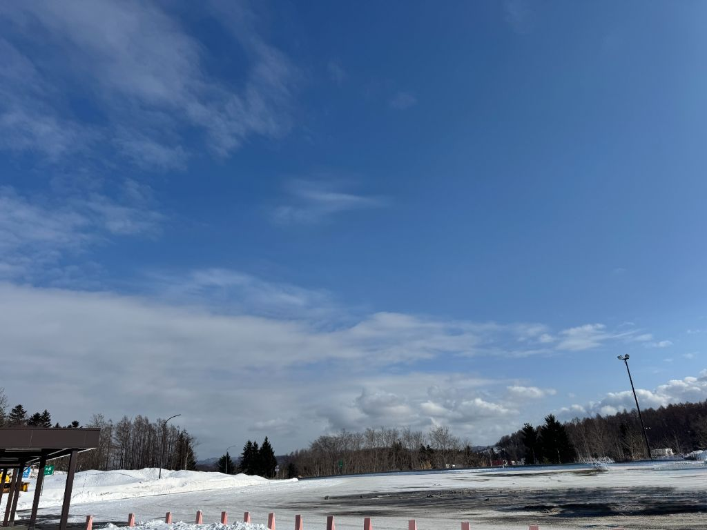 岩見沢SAの冬の駐車場と広がる雪景色