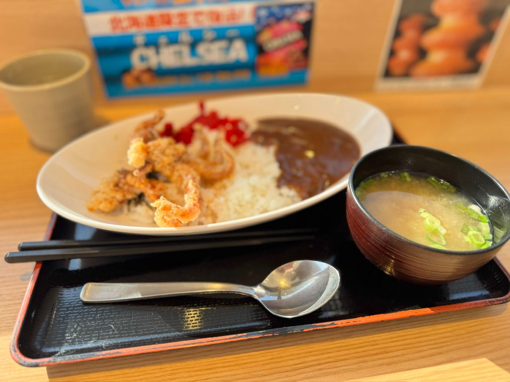  岩見沢SAの食堂で提供される揚げたてのゲソ天カレーと味噌汁のセット