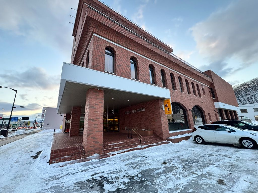 遠軽町のホテルサンシャイン外観（赤レンガ調の建物と雪景色）
