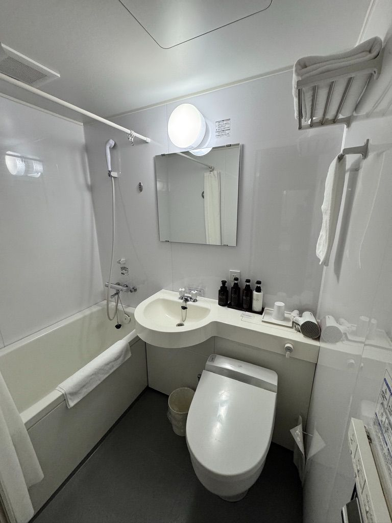 ホテルサンシャインのユニットバス（バスタブ・シャワー・洗面台・トイレ）