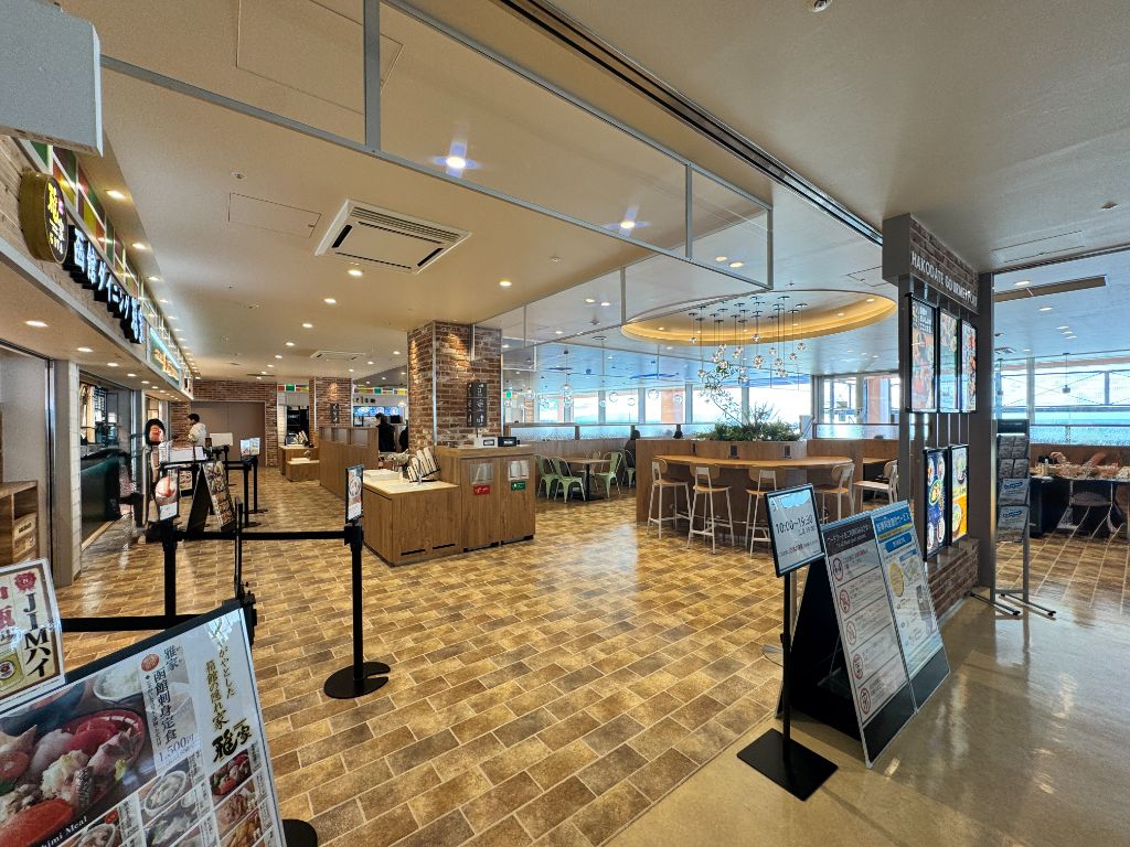 店内フードコート風景