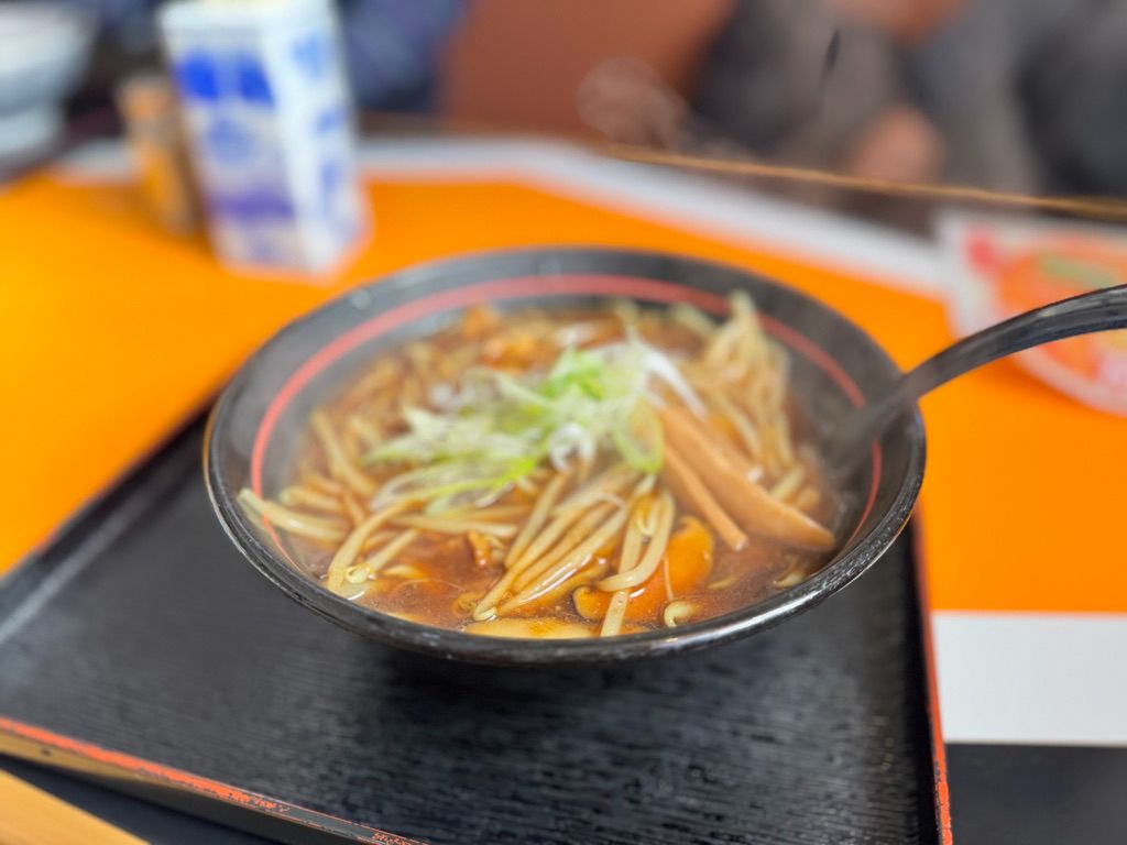 オレンジ色のテーブルに映える、あの一杯
