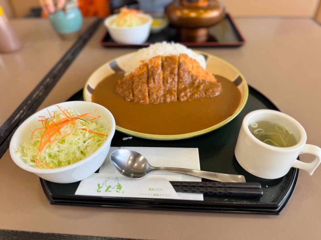 函館とんき名物のカツカレー定食。
サクサクの衣とジューシーな肉、そして甘濃厚カレーのハーモニーが絶品