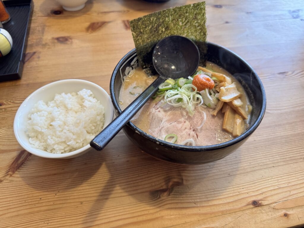 湯気が立ち上る濃厚なスープに、食欲をそそる赤いスパイス！