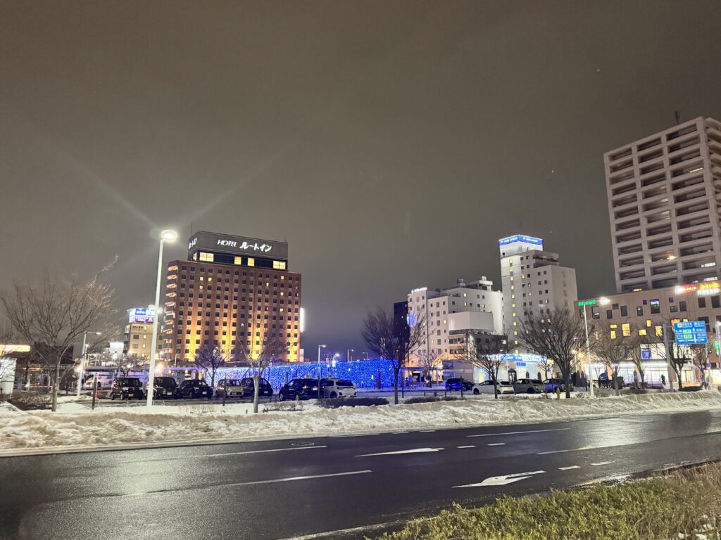 函館駅前のイルミネーションと2月の雪景色