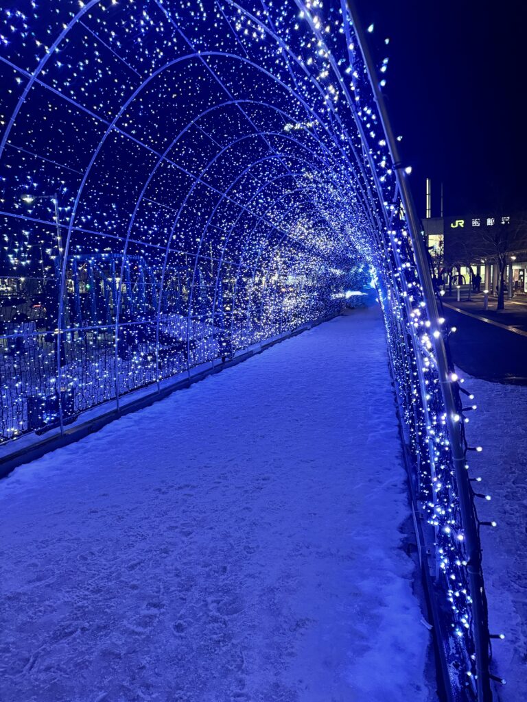 函館駅前広場の光のトンネル