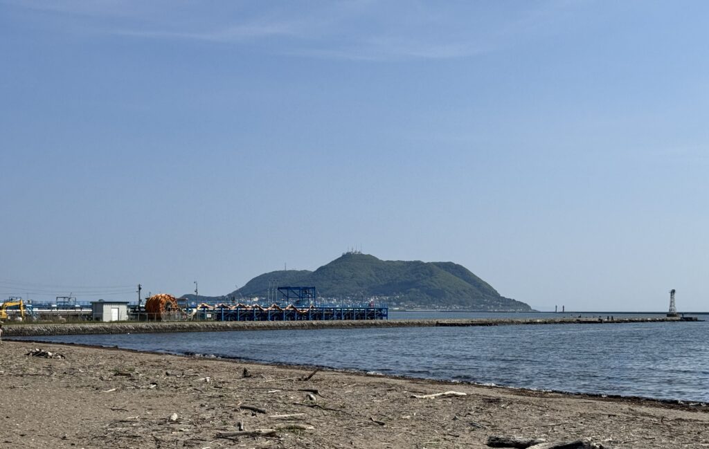 七重浜海水浴場から見える函館山
